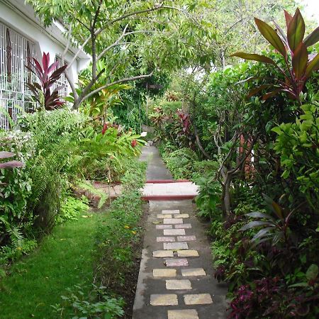 Апартаменты 15 Min From The Airport In Kingston Jamaica Экстерьер фото