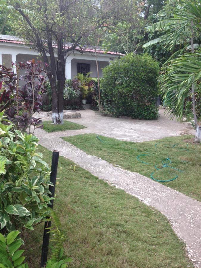 Апартаменты 15 Min From The Airport In Kingston Jamaica Экстерьер фото